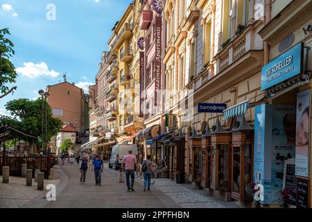 Karlovy Vary, Repubblica Ceca - 25 2017 maggio: Vista della strada dello shopping al centro della città vecchia Foto Stock