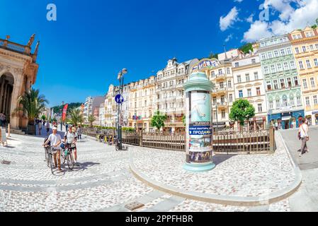 Karlovy Vary, Repubblica Ceca - 26 maggio 2017: Turisti che camminano per le strade della Città Vecchia Foto Stock