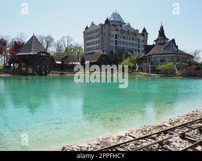 Stanisici, Bijelina, Republika Srpska, Bosnia-Erzegovina Aprile25 2021 villaggio Ethno, turismo e attrazioni. Edifici in pietra e legno dell'hotel. La gente visita il ristorante, le case tradizionali Foto Stock