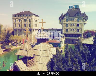 Stanisici, Bijelina, Republika Srpska, Bosnia-Erzegovina Aprile25 2021 villaggio Ethno, turismo e attrazioni. Edifici in pietra e legno dell'hotel. La gente visita il ristorante, le case tradizionali Foto Stock