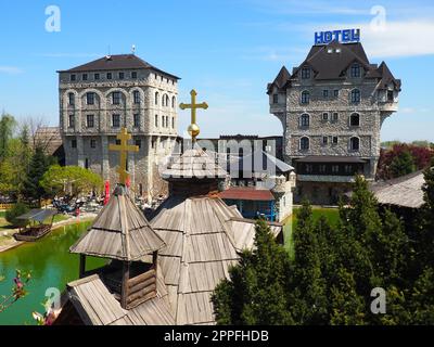 Stanisici, Bijelina, Republika Srpska, Bosnia-Erzegovina Aprile25 2021 villaggio Ethno, turismo e attrazioni. Edifici in pietra e legno dell'hotel. La gente visita il ristorante, le case tradizionali Foto Stock