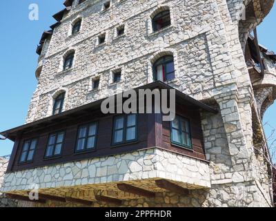 Stanisici, Bijelina, Republika Srpska, Bosnia-Erzegovina Aprile25 2021 villaggio Ethno, turismo e attrazioni. Edifici in pietra e legno dell'hotel. La gente visita il ristorante, le case tradizionali Foto Stock