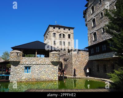 Stanisici, Bijelina, Republika Srpska, Bosnia-Erzegovina Aprile25 2021 villaggio Ethno, turismo e attrazioni. Edifici in pietra e legno dell'hotel. La gente visita il ristorante, le case tradizionali Foto Stock