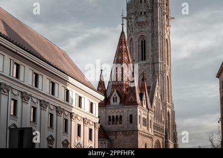 Chiesa di Mattia nel bastione dei pescatori al tramonto, Budapest, Ungheria Foto Stock