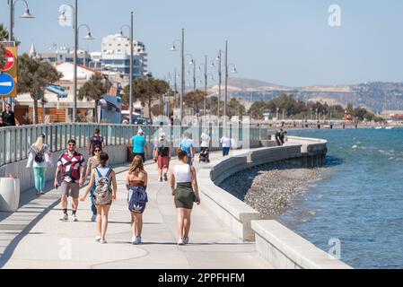 Larnaca, Cipro - 16 aprile 2022: Locali e turisti a piedi lungo la passeggiata di Piale Pasha Foto Stock