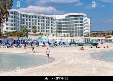 Ayia Napa, Cipro - 25 marzo 2022: Famosa spiaggia di Nissi in primavera, prima dell'inizio della stagione turistica Foto Stock