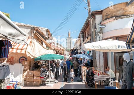 Nicosia, Cipro - 24 ottobre 2022: Bazaar nella parte settentrionale occupata di Nicosia Foto Stock