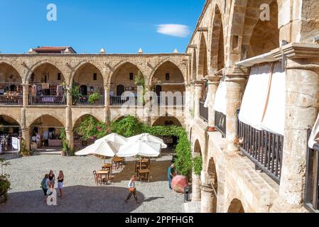 Nicosia, Cipro - 24 ottobre 2022: Cortile di Buyuk Han (la Grande locanda), il più grande caravanserai di Cipro Foto Stock