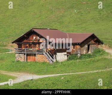 Tipico rifugio antico nella valle del Saanenland, in Svizzera. Foto Stock