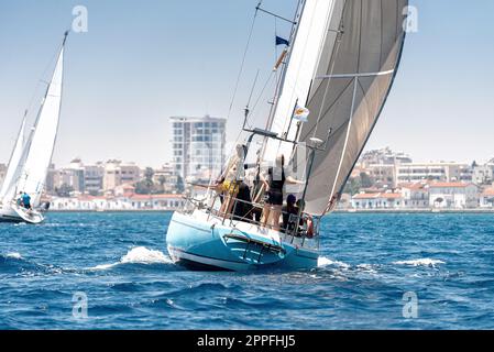 Equipaggio in barca a vela durante la regata nella baia di Larnaca Foto Stock