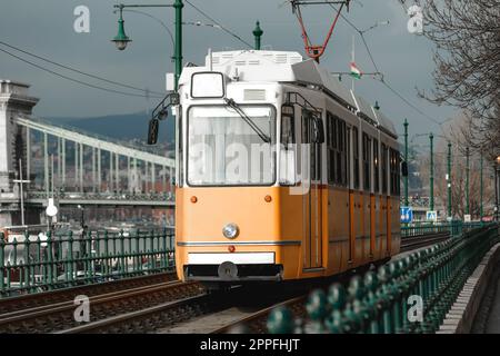 Tram arancione vintage da qualche parte a Budapest, Ungheria Foto Stock