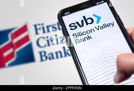 Mano che regge un telefono con il logo Silicon Valley Bank sullo schermo Foto Stock