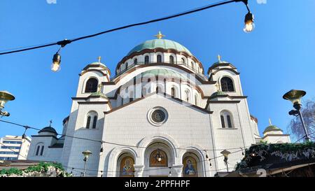 Belgrado, Serbia - 14 febbraio 2020 Tempio di San Sava a Belgrado nel pomeriggio con il sole. Grande edificio religioso in stile neo-bizantino. Facciata White marmore Foto Stock