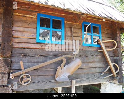 Stanisici, Bijelina, Bosnia ed Erzegovina, 25 aprile 2021. Casa colonica in legno. Dimora tradizionale bosniaca di montagna del XIX secolo. Edificio etno restaurato, attrezzi di manodopera agricola. Foto Stock