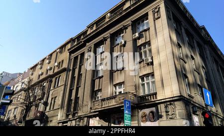 Belgrado, Serbia - 24 gennaio 2020. Vista sulla strada di un vecchio edificio monumentale. Facciata in tonalità di grigio scuro. La mattina presto con il bel tempo Foto Stock