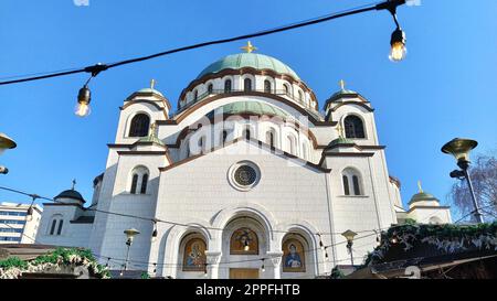 Belgrado Serbia - 14 febbraio 2020 Tempio di San Sava a Belgrado nel pomeriggio con il sole. Grande edificio religioso in stile neo-bizantino. Facciata White marmore Foto Stock