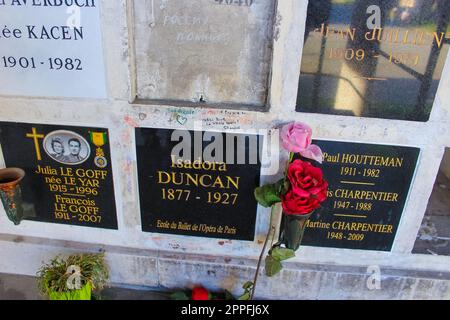 Al Pere Lachaise Cemetery, il più grande cimitero di Parigi, si trova il luogo di sepoltura della famosa ballerina Isadora Duncan Foto Stock