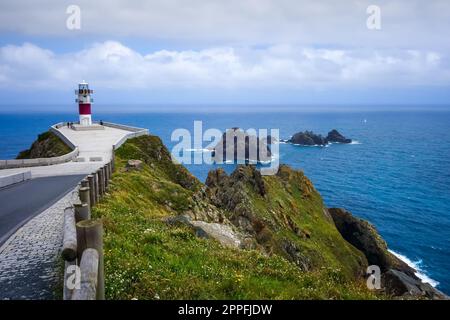 Faro, scogliere di Capo Ortegal e oceano atlantico, Galizia, Spagna Foto Stock