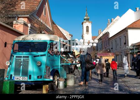 Szentendre, Ungheria - 25 dicembre 2019: Pulmino per caffè nella piazza principale della città di Szentendre Foto Stock