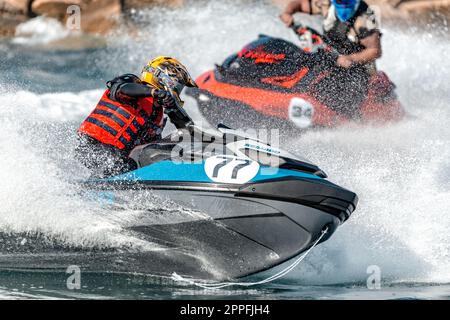 Limassol, Cipro - 26 novembre 2022: Piloti professionisti di moto d'acqua durante la competizione Foto Stock