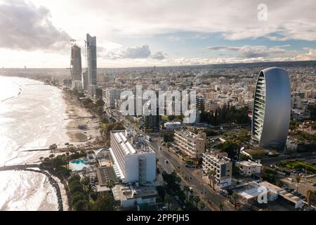 Paesaggio urbano di Limassol dopo la pioggia al tramonto Foto Stock