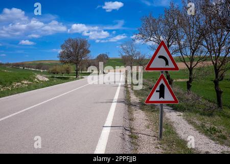 Cartelli stradali sullo sfondo delle lussureggianti Green Mountains Foto Stock