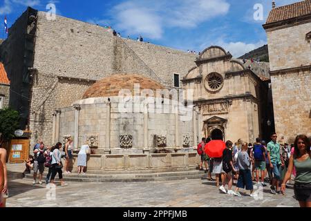 Dubrovnik, Croazia, 08.14.2022. Grande fontana di Onofrio. Un mascaron, un elemento decorativo sotto forma di maschera di carattere mitologico. Altorilievo o scultura. Persone e turisti Foto Stock