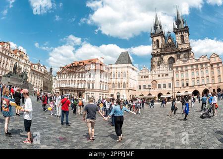 Praga, Repubblica Ceca - 17 maggio 2019: Turisti in Piazza della Città Vecchia a Praga Foto Stock