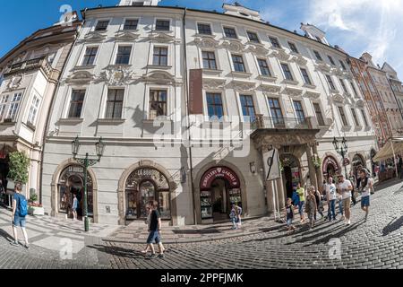 Praga, Repubblica Ceca - 18 maggio 2019: Turisti a piedi a Male Namesti (piccola piazza) nella città vecchia di Praga Foto Stock