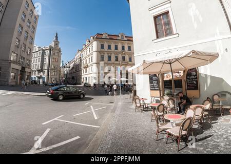 Praga, Repubblica Ceca - 18 maggio 2017: Caffè in piazza Franz Kafka di fronte alla galleria Franz Kafka Foto Stock