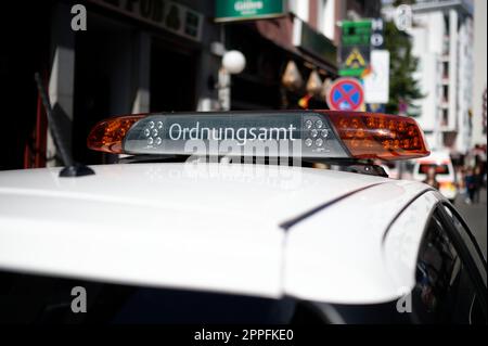 un'auto dell'ufficio dell'ordine pubblico nel centro storico di colonia per i controlli Foto Stock