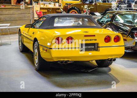 SINSHEIM, GERMANIA - mai 2022: Yellow Cabrio Chevrolet Corvette C. Foto Stock