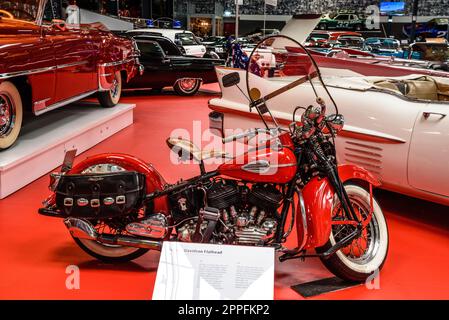 SINSHEIM, GERMANIA - mai 2022: Motocicletta rossa Harley-Davidson Flathead Foto Stock