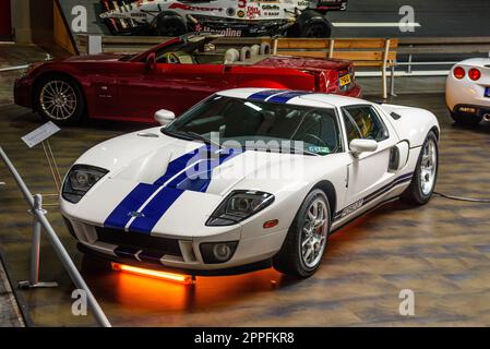 SINSHEIM, GERMANIA - mai 2022: Auto da corsa bianca Ford GT 2005 Foto Stock