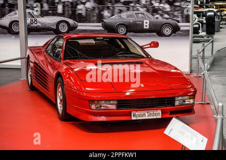 SINSHEIM, GERMANIA - mai 2022: Auto sportiva Ferrari Testarossa rossa Foto Stock