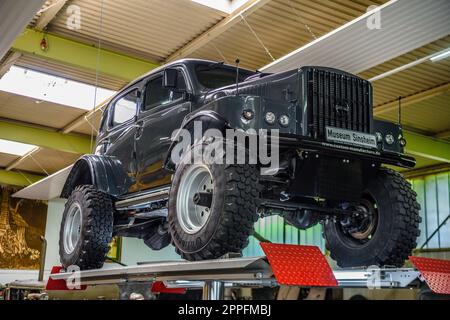 SINSHEIM, GERMANIA - mai 2022: Camion militare grigio scuro Volvo TP 21 conversione speciale Foto Stock