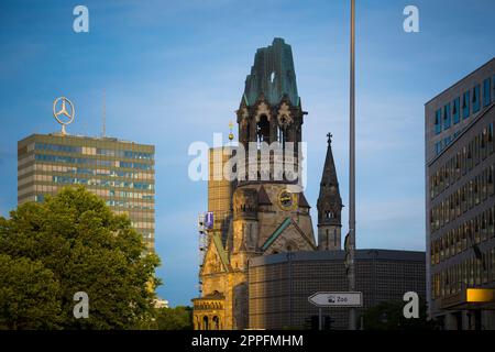 Vista sulla chiesa commemorativa del Kaiser Wilhelm a Berlino, Germania Foto Stock