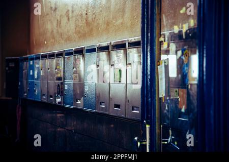 Cassette postali in metallo nel corridoio d'ingresso di un vecchio edificio di appartamenti Foto Stock