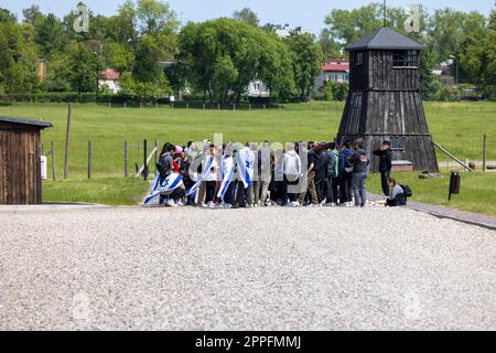 Un gruppo di turisti ebrei nel campo di concentramento e sterminio nazista di Majdanek, Lublino, Polonia Foto Stock