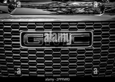 BERLINO - 18 GIUGNO 2022: Calandra ed emblema del SUV GMC Yukon XL Denali. Bianco e nero. Classic Days Berlino. Foto Stock