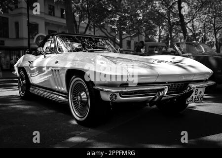 BERLINO - 18 GIUGNO 2022: Vettura sportiva Chevrolet Corvette Sting Ray Convertible (C2), 1965. Bianco e nero. Classic Days Berlino. Foto Stock