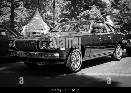 BERLINO - 18 GIUGNO 2022: Auto di medie dimensioni Mazda Cosmo (RX-5). Bianco e nero. Classic Days Berlino. Foto Stock