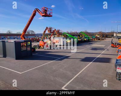 Gru di sollevamento per dumper a benna a Neu-Isenburg, Germania Foto Stock