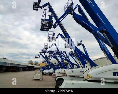 Gru di sollevamento per dumper a benna a Neu-Isenburg, Germania Foto Stock