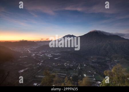 Panorama all'alba del Kintamani caldeira a Bali Indonesia Foto Stock