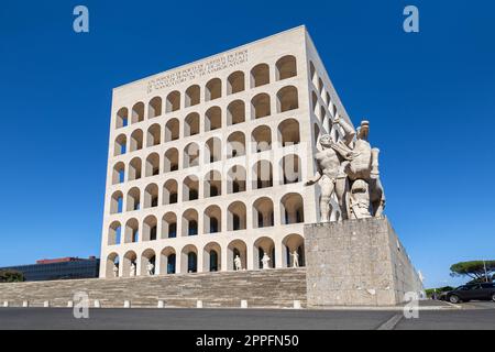 Palazzo della CiviltÃ Italiana o Piazza Colosseo a Roma. Foto Stock