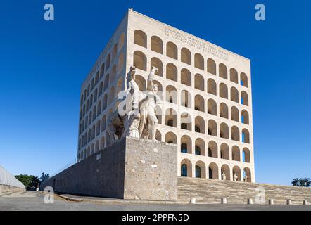 Palazzo della CiviltÃ Italiana o Piazza Colosseo a Roma. Foto Stock