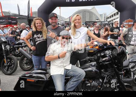 Till Demtroeder,Miriam Hoeller,Simon BÃ¶er,Julia Dorny,Harley Days inizio della parata da Grossneumarkt,Amburgo,26.06.2022 Foto Stock