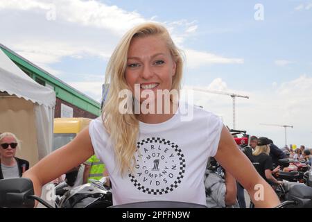 Miriam Hoeller, Harley Days inizio della sfilata da Grossneumarkt, Amburgo, 26.06.2022 Foto Stock