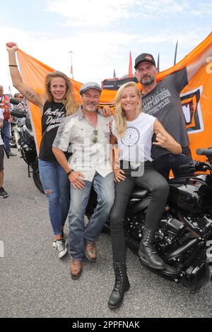 Till Demtroeder,Miriam Hoeller,Simon BÃ¶er,Julia Dorny,Harley Days inizio della parata da Grossneumarkt,Amburgo,26.06.2022 Foto Stock